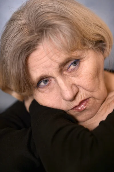 Retrato de una mujer tristemente mayor — Foto de Stock