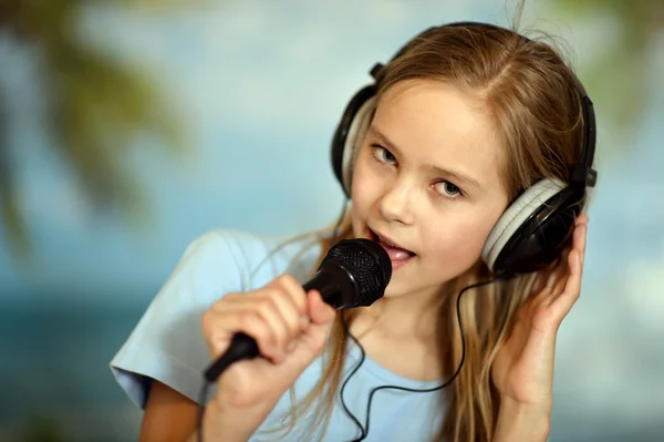 Girl in the blue shirt singing — Stock Photo, Image