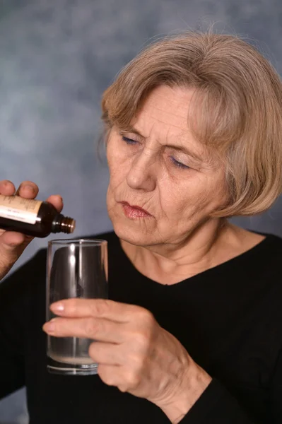 Vrouw behandeld door geneesmiddelen — Stockfoto