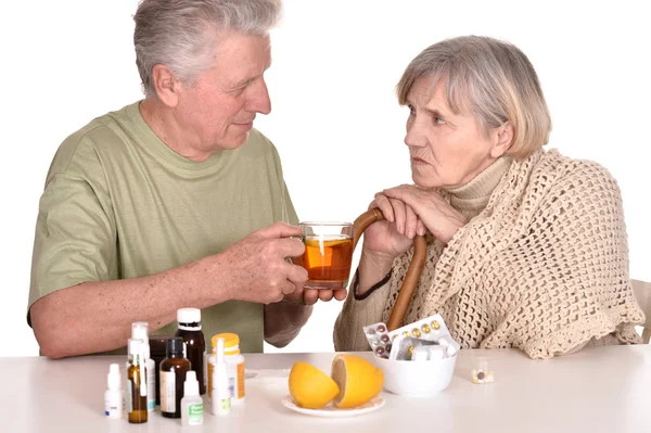 Oudere man zorg voor zieke vrouw — Stockfoto