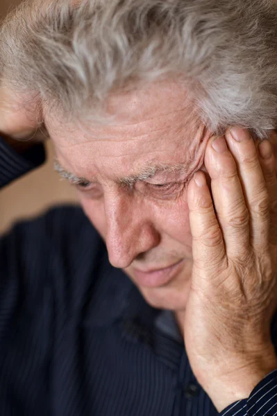 Homem idoso com dor de cabeça — Fotografia de Stock