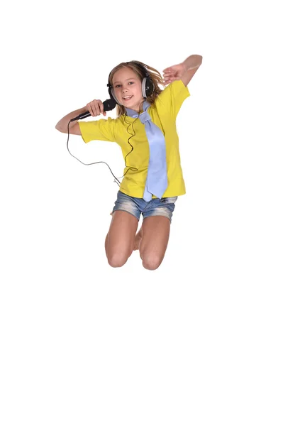 Chica en la camisa amarilla cantando — Foto de Stock