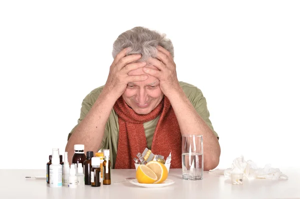 Anciano tratado con medicamentos — Foto de Stock