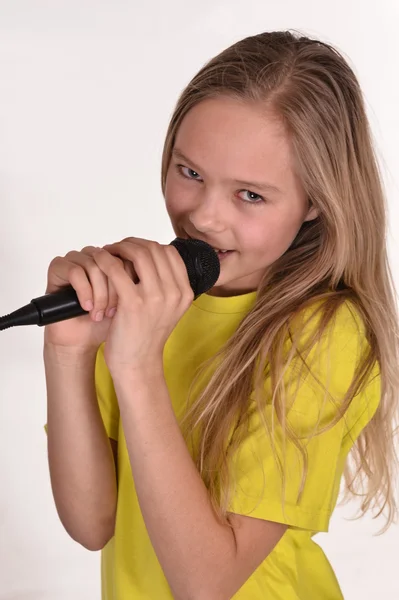 Girl in the yellow shirt singing — Stock Photo, Image