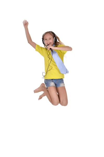 Dziewczyna w śpiewie żółta koszulka — Zdjęcie stockowe