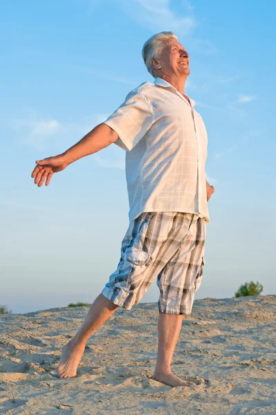 Älterer Mann genießt — Stockfoto