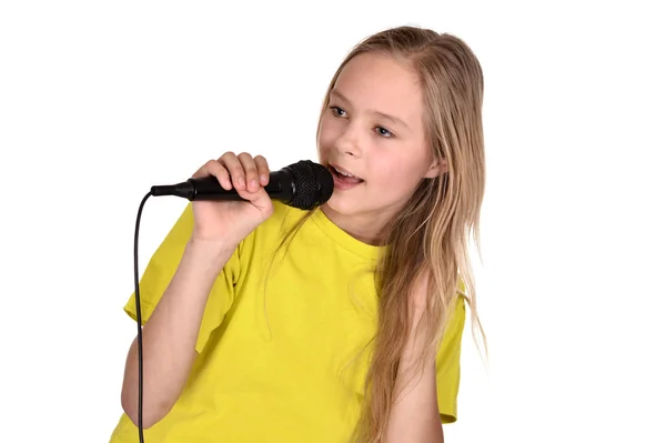 Chica en la camisa amarilla cantando —  Fotos de Stock