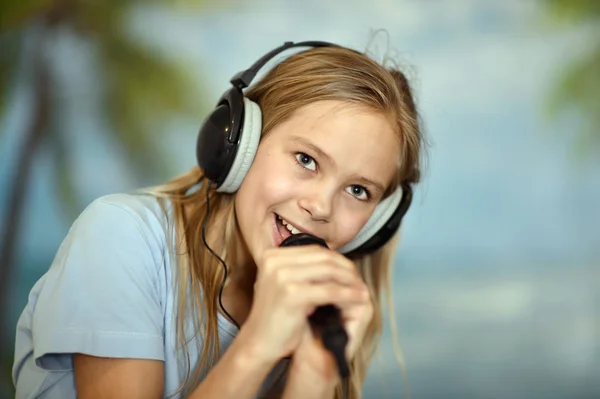 Mavi gömlek şarkı söyleyen kız — Stok fotoğraf