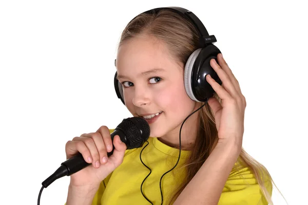 Sarı gömlek şarkı söyleyen kız — Stok fotoğraf