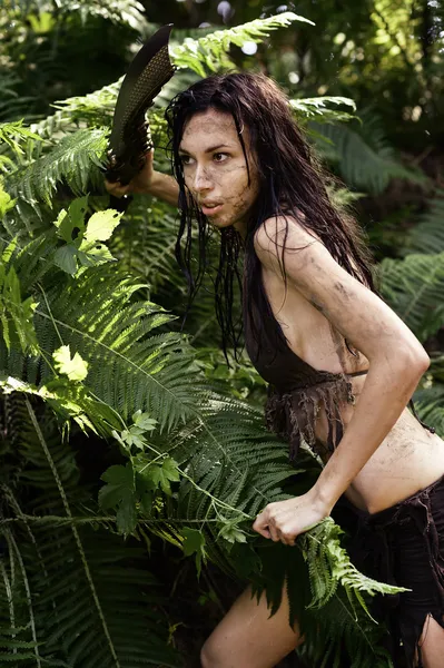 Portrét krásné Amazonky v přírodě — Stock fotografie
