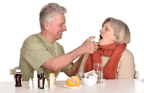 Oudere man zorg voor zieke vrouw — Stockfoto