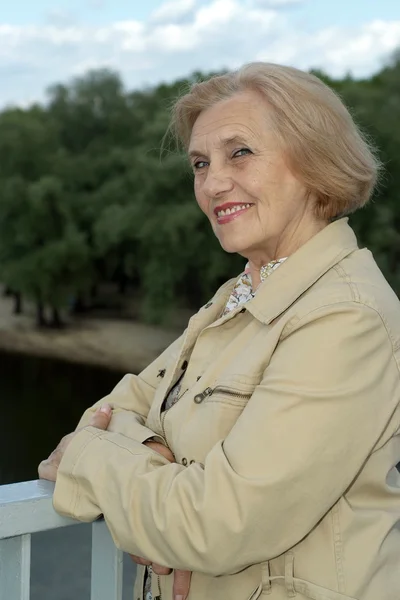 Señora divertida en la naturaleza — Foto de Stock