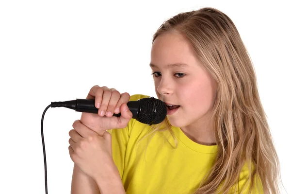 Mädchen im gelben Hemd singt — Stockfoto