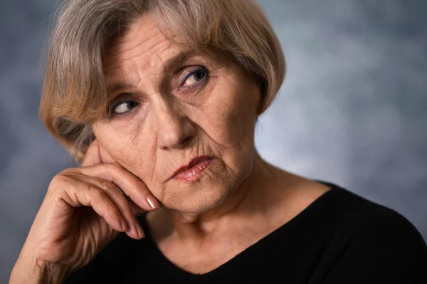 Retrato de uma mulher idosa pensante — Fotografia de Stock