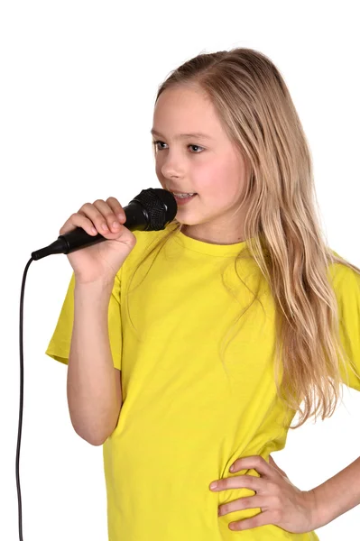 Menina na camisa amarela cantando — Fotografia de Stock