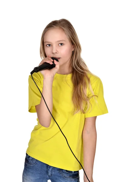 Chica en la camisa amarilla cantando — Foto de Stock