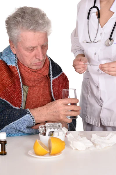 Médecin traite l'homme âgé malade — Photo