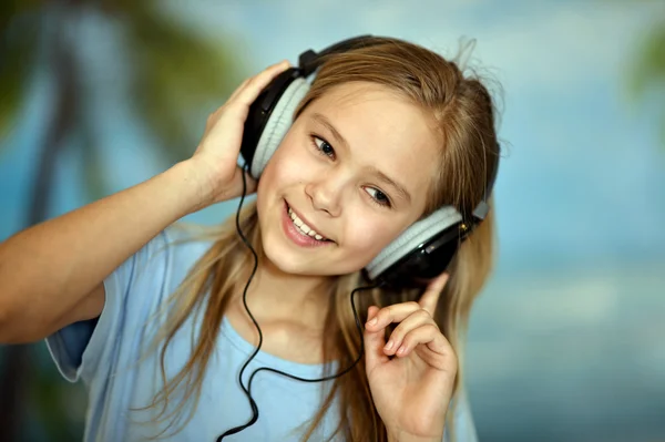 Chica en la camisa azul escuchando — Foto de Stock