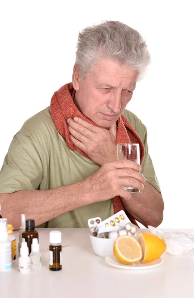Yaşlı beyaz adam ilaçlar ile tedavi — Stok fotoğraf
