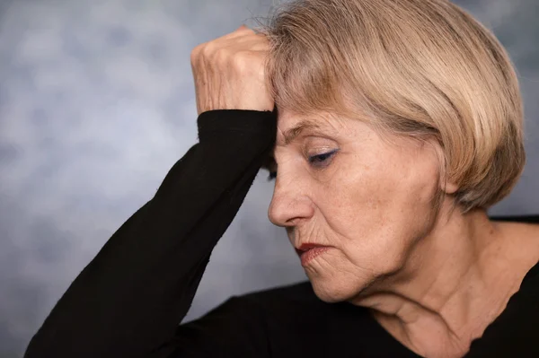 Frau im schwarzen Pullover — Stockfoto