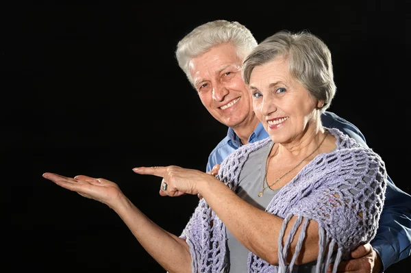 Bejaarde echtpaar adverteren — Stockfoto