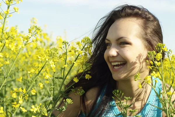 노란색 꽃의 중간에 매력적인 젊은 여자 — 스톡 사진