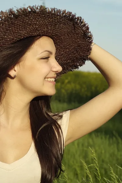 Fine jeune fille en plein air — Photo