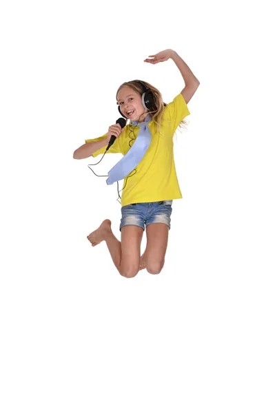 Menina na camisa amarela cantando — Fotografia de Stock