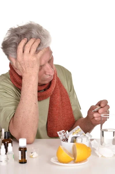 Äldre man behandlas med läkemedel — Stockfoto
