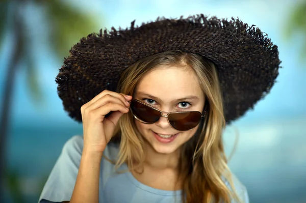Jovem menina alegre em um chapéu — Fotografia de Stock