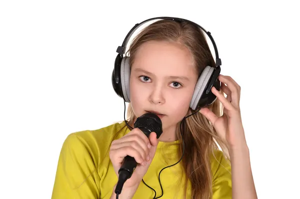 Menina na camisa amarela cantando — Fotografia de Stock