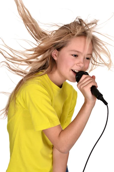 Menina na camisa amarela cantando — Fotografia de Stock