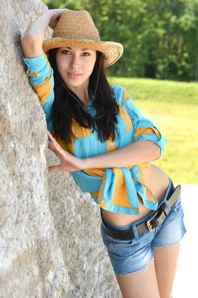 Cowgirl in denim shorts — Stockfoto