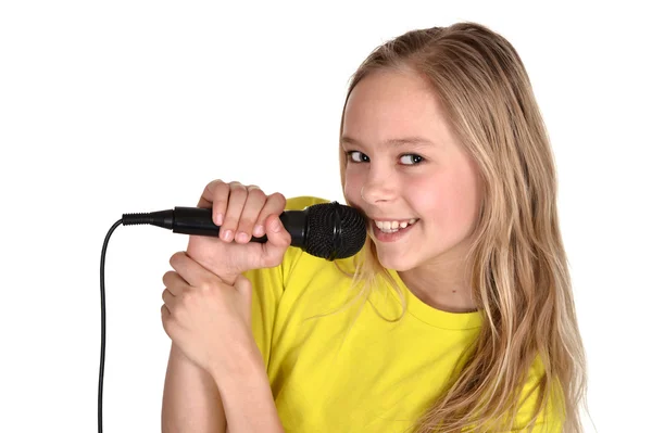 Chica en la camisa amarilla cantando — Foto de Stock