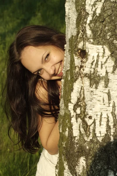 Aantrekkelijke jonge meisje genieten van het leven — Stockfoto