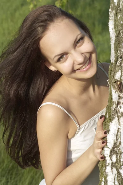 Sorrindo menina desfrutando a vida — Fotografia de Stock