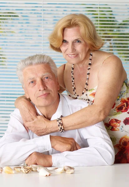 Goede oude paar in het resort — Stockfoto
