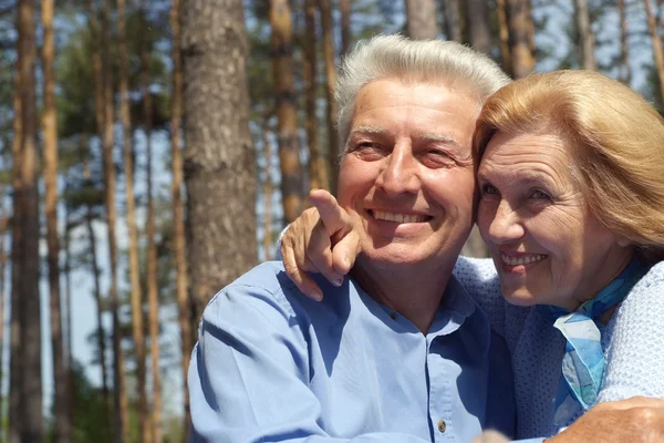 Feliz casal maduro andando — Fotografia de Stock