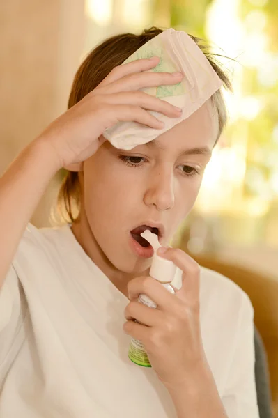 Pojken blev sjuk med förkylning — Stockfoto