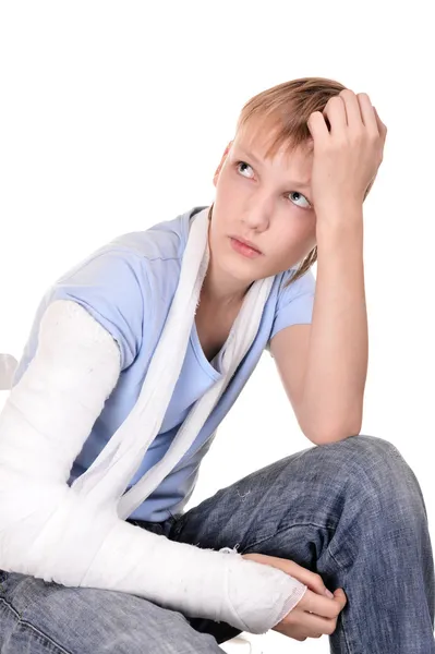 Retrato de niño con un brazo roto — Foto de Stock