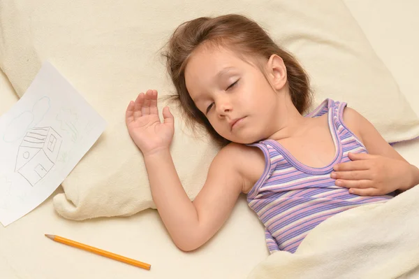 Adorabile bambina che dorme nel suo letto a casa — Foto Stock