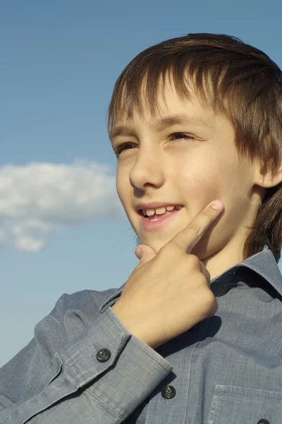 Lindo agradable chico posando al aire libre en verano — Foto de Stock