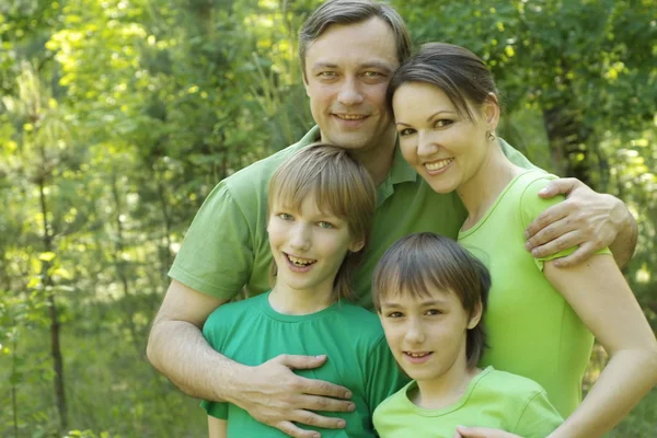 Lycklig familj av fyra tillbringar tid utomhus i sommar — Stockfoto