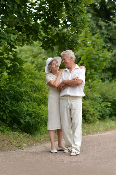 Felice coppia anziana a natura — Foto Stock