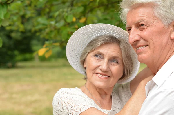 Gelukkig bejaarde echtpaar op aard — Stockfoto