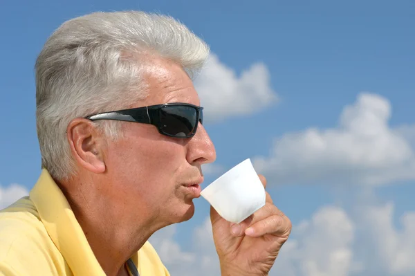 Hermoso caucásico anciano hombre en la naturaleza — Foto de Stock