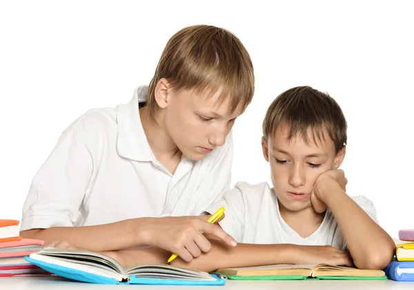 Dos hermanos haciendo la tarea — Foto de Stock