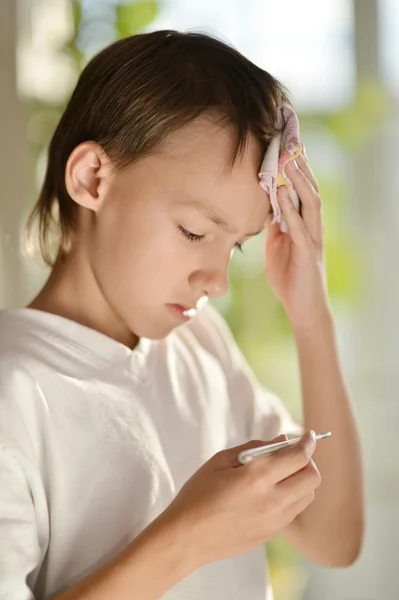 Menino adoeceu de gripe. — Fotografia de Stock