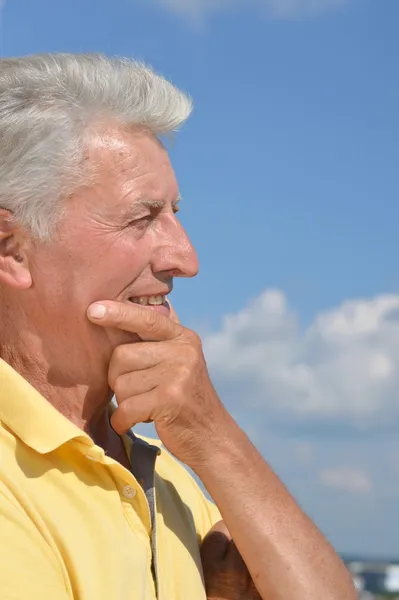 Portrait of an old man at nature — Stock Photo, Image