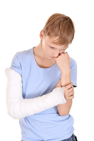 Retrato de menino com um braço quebrado — Fotografia de Stock